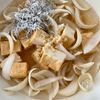 【新玉ねぎと絹揚げのしらすうまだしとろみ煮】の工程3