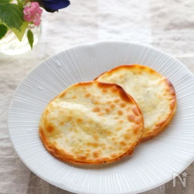 餃子の皮でチーズをはさんで簡単おやつ！焼きせんべい