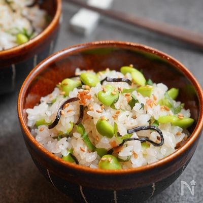 混ぜるだけ！絶品完成♡抱えて食べたい『梅昆布 枝豆混ぜご飯』
