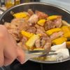 鶏肉ととうもろこしの甘辛バター炒めの工程2