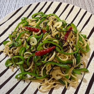 楽ラク手抜キッチン🐶🐾の作ってみた!投稿(お酒とともに♪ピーマンと塩こんぶのぺペロン焼きそば)