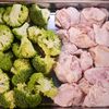 行列の定食屋さんの✨鶏とブロッコリーのガリバタレモン炒め🤩の工程1
