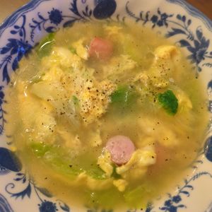 たりおの作ってみた!投稿(【ちぎりレタスとウインナーの卵スープ】ちぎって包丁不要♬)