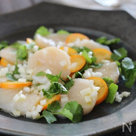 帆立と金柑のカルパッチョ。ウドとセリの香り。