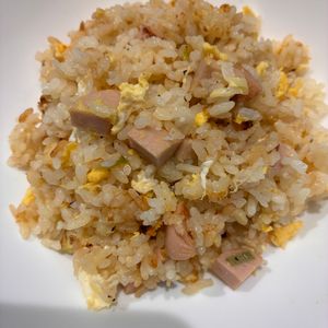 イトマルの作ってみた!投稿(香ばし魚肉ソーセージのガーリックペッパーチャーハン)