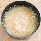 短い加熱時間でOK！新玉ねぎと油揚げのみそ汁