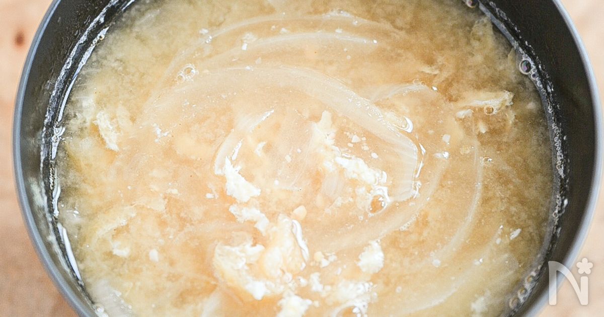 短い加熱時間でOK！新玉ねぎと油揚げのみそ汁