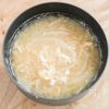 短い加熱時間でOK!新玉ねぎと油揚げのみそ汁