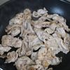 旨辛♡食欲そそる【豚こまとズッキーニのコチュマヨ炒め】の工程2