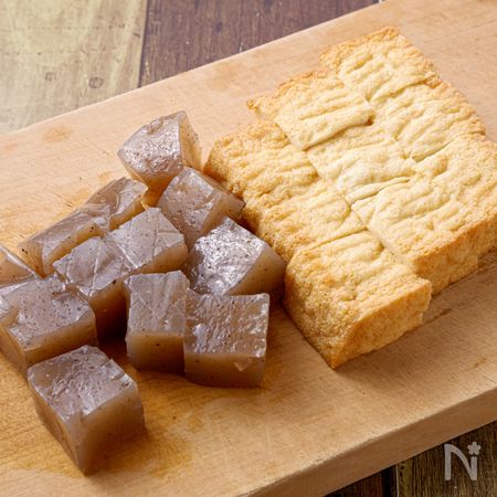 厚揚げとこんにゃくを切る