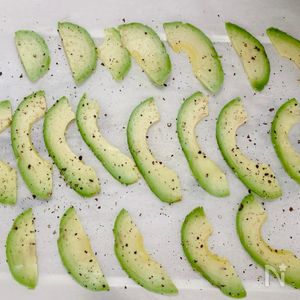 レンジde簡単】サクサクッ♪止まらない♡アボカドチップス | レシピ