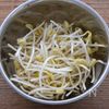 シャキシャキおいしい♪にらと豆もやしのごまドレサラダの下準備
