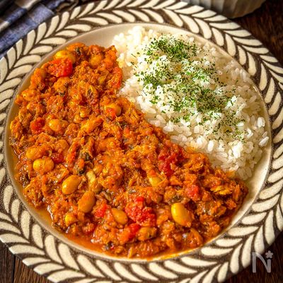 【お豆とサバ缶のトマトこうじカレー】魚臭くない♪高タンパク☆