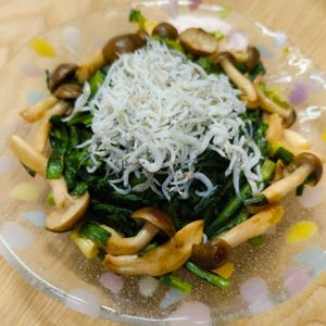 もんぶらん°・*:.。.☆の作ってみた!投稿(驚く美味しさ！春菊のうま塩炒め山盛りしらすのっけ)