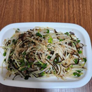 とももの作ってみた!投稿(5分で完成！もやしと貝割れと塩昆布のおかかサラダ)