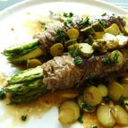 アスパラガスの牛肉巻き　白ワインソース