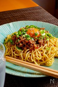 濃厚な肉みそ、麺、卵黄が絡み合う【まぜそば】レシピ