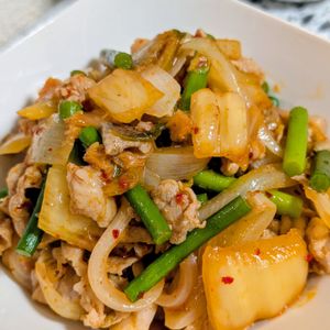 まゆのの作ってみた!投稿(ご飯が進む！ニンニクの芽たっぷり豚キムチ炒め)
