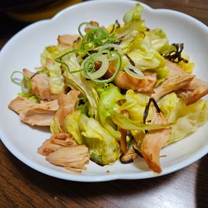 ウー子の作ってみた!投稿(キャベツとサラダチキンの塩昆布炒め)