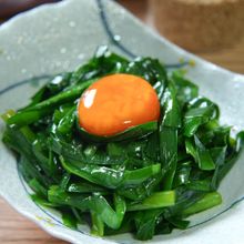 ニラと醤油漬け卵黄
