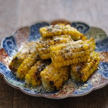 スティック焼きトウモロコシのバジルソース和え