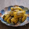 スティック焼きトウモロコシのバジルソース和え