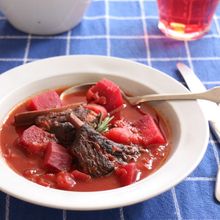スペアリブとビーツのトマト煮込み