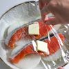 【レンジで５分だけ】鮭と玉ねぎのバタポン酒蒸しの工程3