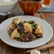 やみつき!カリフラワーと牛肉のオイマヨ炒め。簡単おかず♪