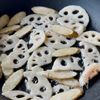 お箸が止まらない♪揚げない【れんこんとごぼうの甘辛チップ】の工程3