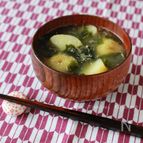 じゃがいもとわかめのごま味噌汁