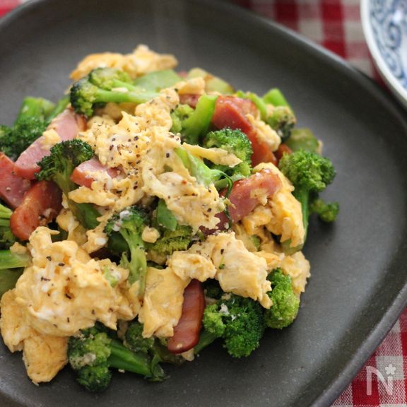 ブロッコリーとベーコンのふんわり卵炒め。