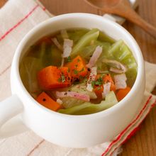 【野菜の甘みを引き出す】キャベツとにんじんのコンソメスープ