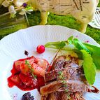 牛の昆布〆と、洋なしのカシスバルサミコソテー添え