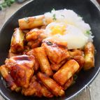 ［温玉のせ串なし焼き鳥丼］定番調味料3つ！簡単なのに美味しい