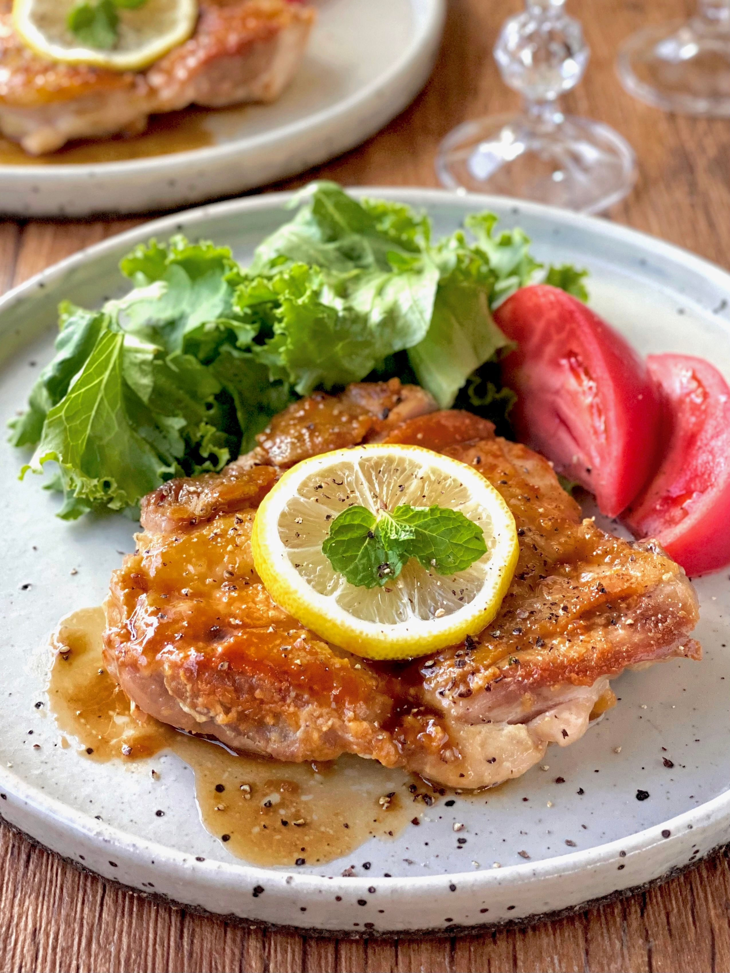 お店の味みたいと褒められる♪ガリバタレモンチキンステーキ | レシピ  