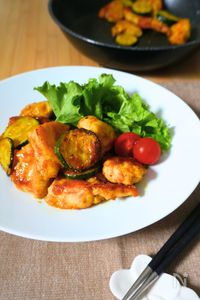 フライパンひとつ！鶏むね肉とズッキーニのカレー甘辛炒め