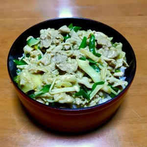 Nao★彡の作ってみた!投稿(10分で完成！【ネギ豚カレー炒め丼】)