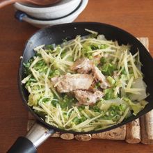 【基本は材料２つ】鮭缶と白菜の蒸し煮【ワンパン・レシピ】