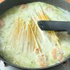 【ワンパン10分で濃厚♪】海老とバジルのクリームパスタの工程2