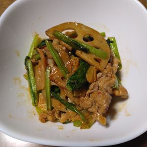 ももの作ってみた!投稿(蓮根と小松菜でボリューム満点《豚キムチ炒め》)