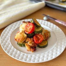 ほったらかしで絶品！チキンと夏野菜のコンソメチーズ焼き