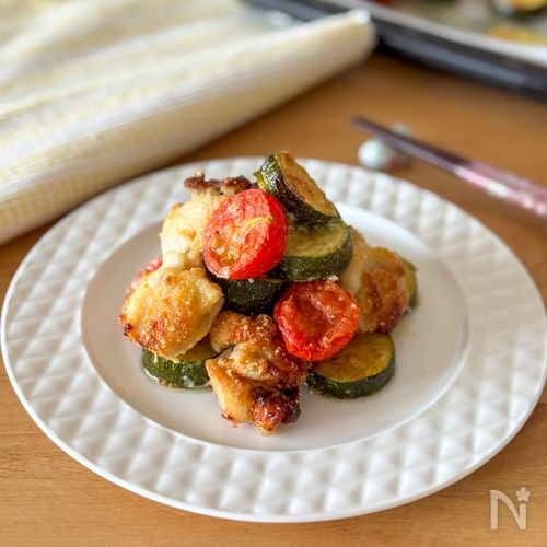 ほったらかしで絶品!チキンと夏野菜のコンソメチーズ焼き