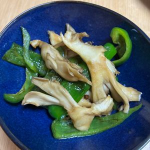 tomo🤗の作ってみた!投稿(舞茸とピーマンのオイスターソース炒め。簡単！野菜の副菜♪)