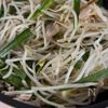 【もやしでカサまし♪】豚バラ肉とニラの塩焼きそばの工程1