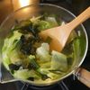 【火が通るまで1分】レタスとわかめの中華スープ｜包丁なし！の工程3