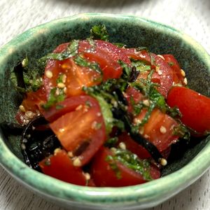 みーこの作ってみた!投稿(5分で完成！【トマトと大葉の胡麻塩昆布サラダ】胡麻油香る♩)