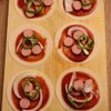餃子の皮で作る！パリッとミニピザの工程1