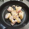 チキンとマッシュルームのアヒージョの下準備