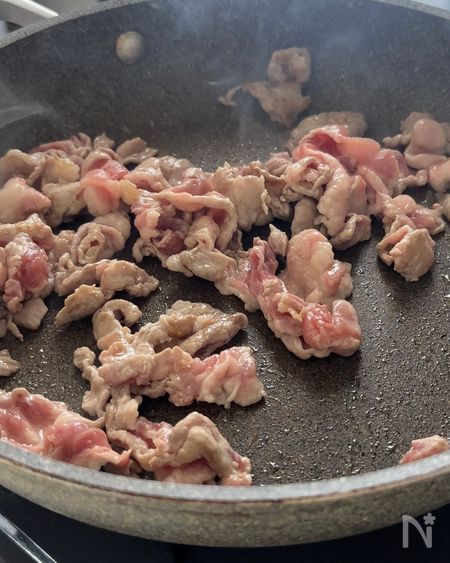 豚こま肉を炒める